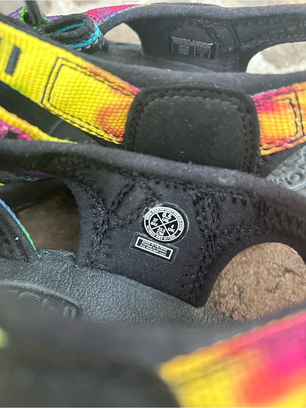 KEEN Newport H2 Black Sandals Rainbow Tie-Dye Straps 6.5